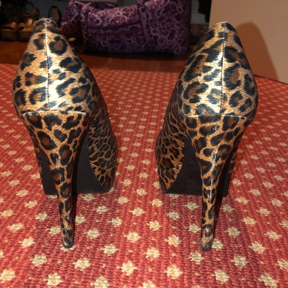 Cheetah print stiletto heels - women’s size 8 - Picture 2 of 5